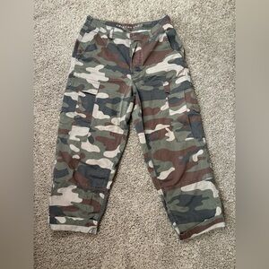 American Eagle Camo cropped wide legged pant. Women’s 8
